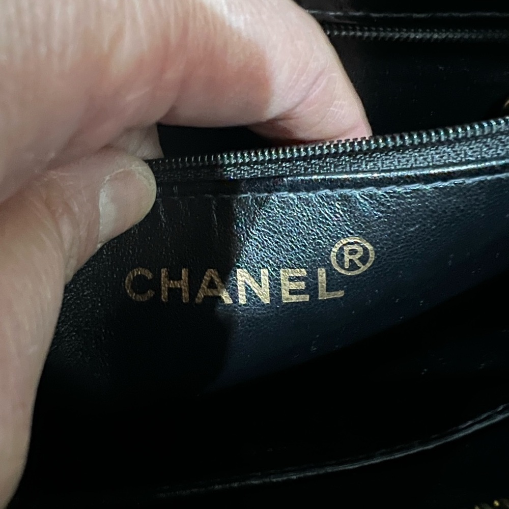 Reserved -Chanel Medallion Tote Patent Black - Picture 5 of 15